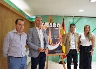 El consejero de Cultura muestra su apoyo al Festival de Guaro y destaca su labor de promoción de la fusión cultural