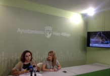 La coordinadora provincial del IAJ, Noelia Suárez, presenta en Vélez Málaga la obra ‘Jarabe de pico’