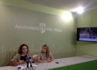 La coordinadora provincial del IAJ, Noelia Suárez, presenta en Vélez Málaga la obra ‘Jarabe de pico’