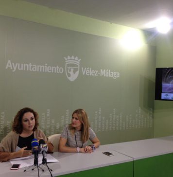 La coordinadora provincial del IAJ, Noelia Suárez, presenta en Vélez Málaga la obra ‘Jarabe de pico’