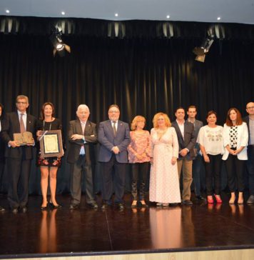 La radio malagueña recibe un emotivo tributo en la gala de entrega del II Premio «Julián Sesmero»