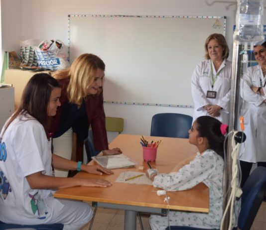 La Delegada de Salud, visita el aula hospitalaria