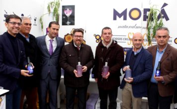 Rodrigo Sánchez destaca el valor añadido que se obtiene de la zanahoria morá con la elaboración de snacks y ginebra