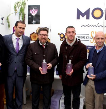 Rodrigo Sánchez destaca el valor añadido que se obtiene de la zanahoria morá con la elaboración de snacks y ginebra