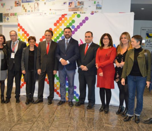 Fernández apuesta por aprovechar las oportunidades del turismo LGBTI para convertir a Andalucía en un referente