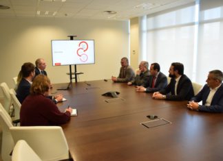 Javier Carnero visita las instalaciones de Oracle