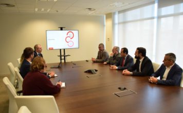 Javier Carnero visita las instalaciones de Oracle