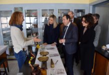 Los delegados del Gobierno y Educación visitan el IES Pedro Espinosa tras su designación como Instituto Histórico Educativo de Andalucía