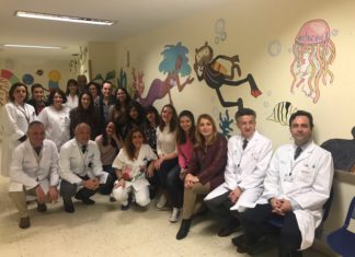 Estudiantes de Bellas Artes decoran con dibujos los pasillos de Radiodiagnóstico del Hospital Materno Infantil