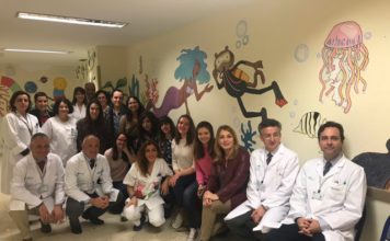 Estudiantes de Bellas Artes decoran con dibujos los pasillos de Radiodiagnóstico del Hospital Materno Infantil