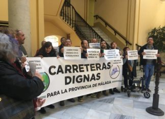 Vecinos de la provincia se encierran en la Delegación de la Junta para pedir la mejora de la red de carreteras