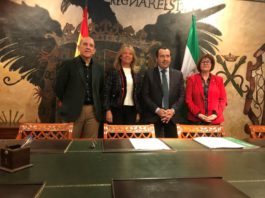 El delegado del Gobierno y la alcaldesa de Marbella firman el acta de cesión del Parque de los Tres Jardines al municipio