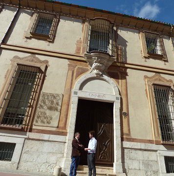 La fachada del MVA por calle Parras, declarada BIC, luce renovada tras tres meses de obras de rehabilitación