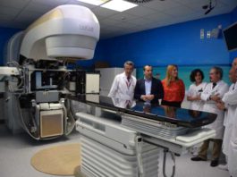 El Hospital Regional de Málaga inicia la instalación del nuevo acelerador lineal para mejorar la atención sanitaria