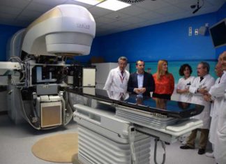 El Hospital Regional de Málaga inicia la instalación del nuevo acelerador lineal para mejorar la atención sanitaria