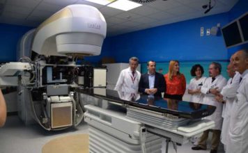 El Hospital Regional de Málaga inicia la instalación del nuevo acelerador lineal para mejorar la atención sanitaria