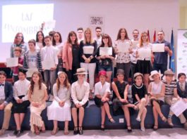 Alumnado y profesorado malagueño rinde homenaje a “Las Sinsombrero”
