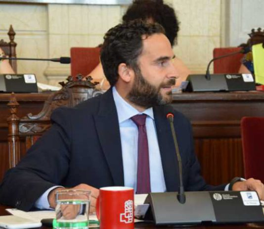 El Pleno del Ayuntamiento, con la moción presentada por el PSOE, aprueba la municipalización de LIMASA