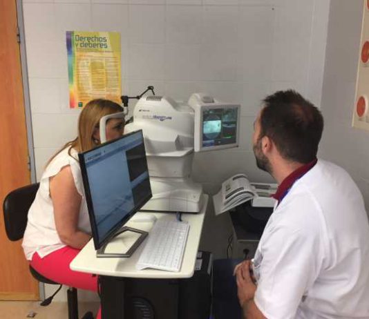 El Área Sanitaria Norte de Málaga incorpora un nuevo equipamiento para el estudio de las patologías de la retina