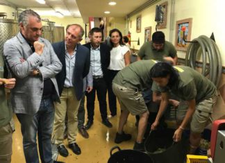 El Consejero de Empleo, Javier Carnero, visita Manilva