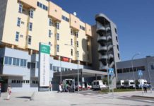El Hospital Virgen de la Victoria pone en marcha un programa de apoyo psicológico para pacientes aislados, familiares y profesionales
