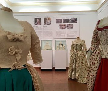 La Diputación de Málaga organiza en el Ateneo una exposición sobre la indumentaria femenina en la época de Bernardo de Gálvez