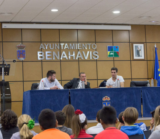 Javier Fernández es recibido en Benahavís por 100 escolares de la ciudad