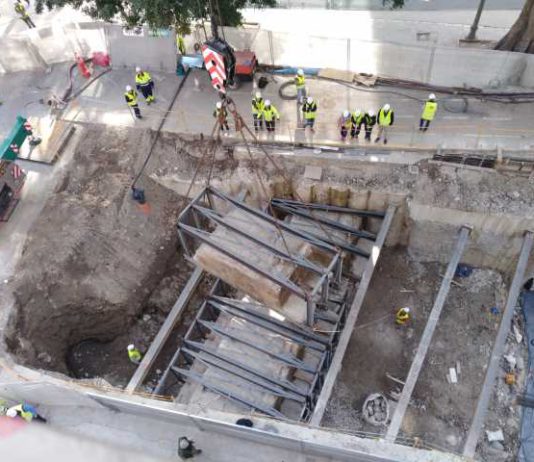 Las obras del Metro de Málaga completan la extracción de los restos del Fuerte de San Lorenzo con la retirada del muro oeste