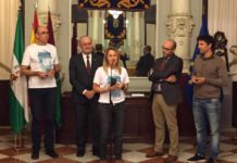 Escudo de la ciudad para los cuatro nadadores aficionados que cruzaron El Estrecho con un fin solidario
