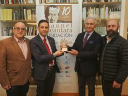 Ojén visita la Fundación Manuel Alcántara para la entrega de una figura dedicada al escritor con motivo de la III edición de ‘Poesía en Flamenco’
