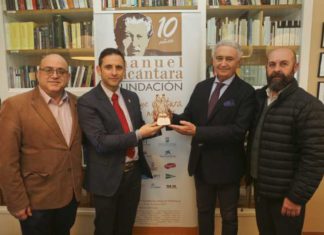 Ojén visita la Fundación Manuel Alcántara para la entrega de una figura dedicada al escritor con motivo de la III edición de ‘Poesía en Flamenco’