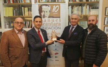 Ojén visita la Fundación Manuel Alcántara para la entrega de una figura dedicada al escritor con motivo de la III edición de ‘Poesía en Flamenco’
