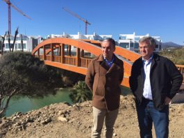 La Senda Litoral avanza en Estepona con un nuevo puente de casi 50 metros sobre el arroyo Guadalobón