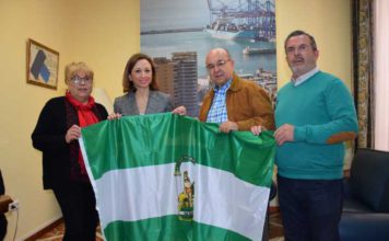 La Delegada del Gobierno entrega La Bandera andaluza a Federación Malagueña de Peñas