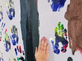 Usuarios de Salud Mental del Materno y estudiantes de Bellas Artes transforman con dibujos la unidad como terapia para plasmar las emociones y construir la identidad.