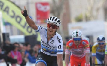Matteo Trentin gana al sprint en Torredonjimeno en la Vuelta Andalucía