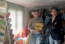 La diseñadora de moda flamenca Rocío Montserrat recibe la placa de ‘Málaga de Moda’