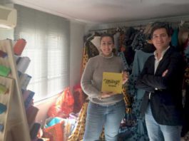 La diseñadora de moda flamenca Rocío Montserrat recibe la placa de ‘Málaga de Moda’