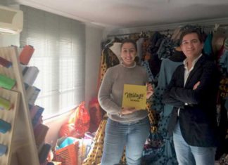 La diseñadora de moda flamenca Rocío Montserrat recibe la placa de ‘Málaga de Moda’