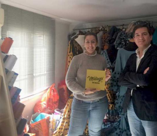 La diseñadora de moda flamenca Rocío Montserrat recibe la placa de ‘Málaga de Moda’