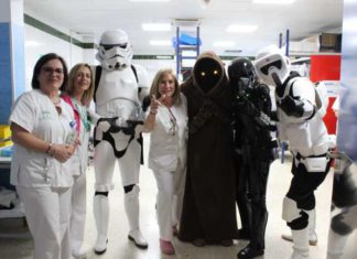 Personajes de la saga Star Wars visitan a los niños ingresados en el Hospital Comarcal de la Axarquía