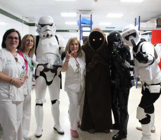 Personajes de la saga Star Wars visitan a los niños ingresados en el Hospital Comarcal de la Axarquía