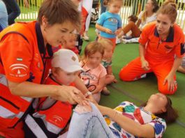El 061 enseña primeros auxilios a 170 niños en Fuengirola utilizando muñecos de peluche