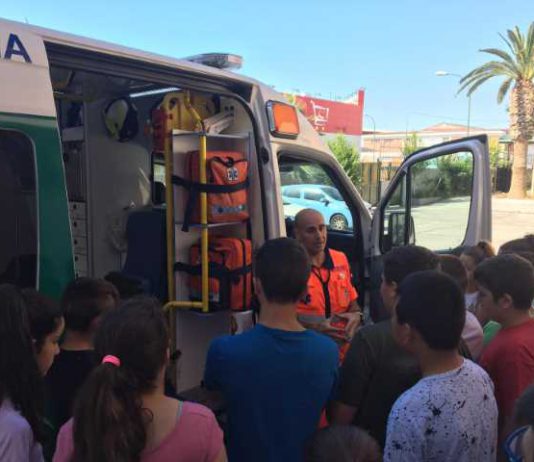 El 061 enseña cómo actuar ante una emergencia sanitaria a medio centenar de alumnos del colegio `Camino San Rafael´ de Málaga