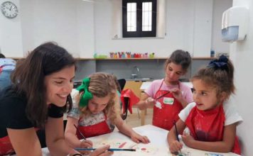 «Espacios, Luz y Palabras» para niños y jóvenes en el Picasso a través de la obra de Bruce Nauman