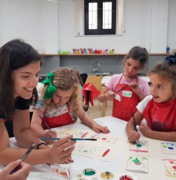 «Espacios, Luz y Palabras» para niños y jóvenes en el Picasso a través de la obra de Bruce Nauman
