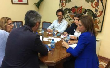 La delegada y el alcalde de Benalmádena se reúnen para abor-dar las necesidades educativas del municipio