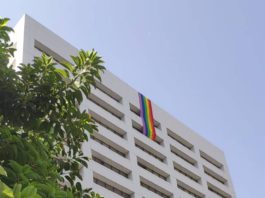 Una bandera arco iris de cinco metros ondea en el Edificio de Usos Múltiples
