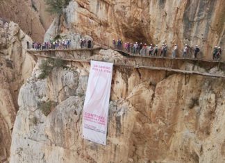 El Caminito del Rey conmemora el Día Internacional contra el Cáncer de Mama desplegando una gran pancarta