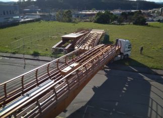 Salen de Asturias los primeros tramos de la pasarela de madera que se instalará sobre el Guadalhorce, la más larga de Europa